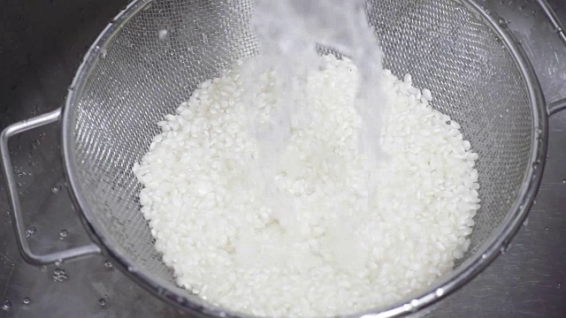 米饭用筛子慢动作洗净
