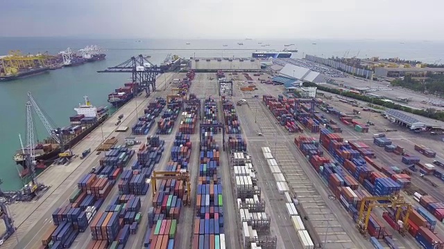 工业港口集装箱船鸟瞰图