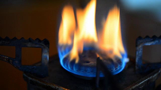 天然气在便携式炉燃烧器。