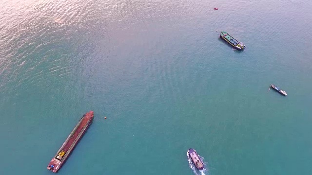 船在海上航行的鸟瞰图