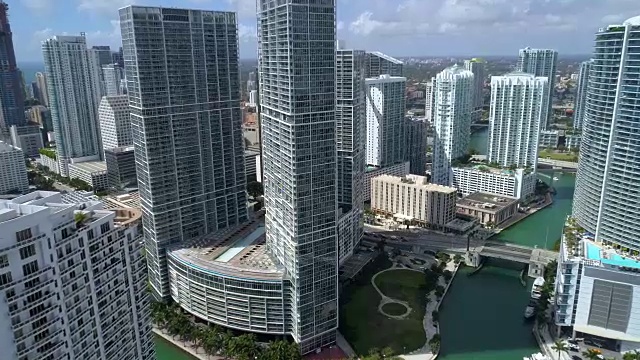 航拍迈阿密市中心的高楼大厦