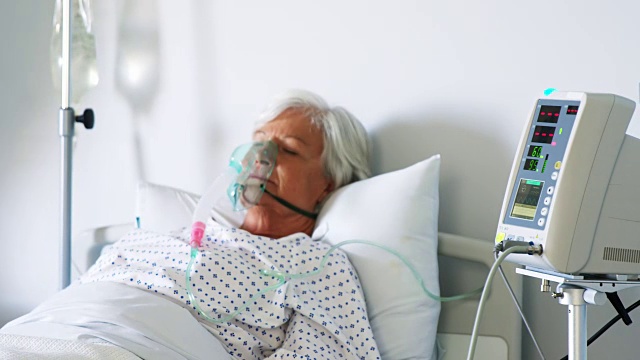 医生记下病人的脉搏率