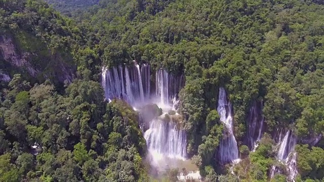 高空摄影拍摄森林深处的大瀑布