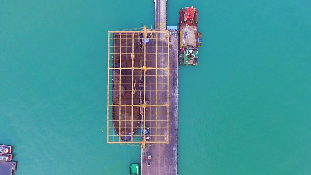 工业港口集装箱船鸟瞰图