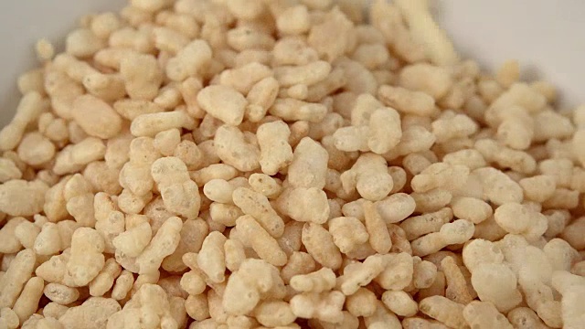 慢镜头里，米粒落在早餐碗里