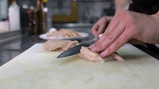 从鸡胸肉上切下肥肉和筋