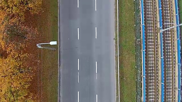 一辆汽车在高速公路上的鸟瞰图