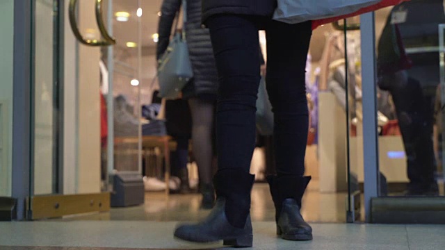详情图-概念购物中心挤满了人。女士们在女装店里进进出出。下面的视图