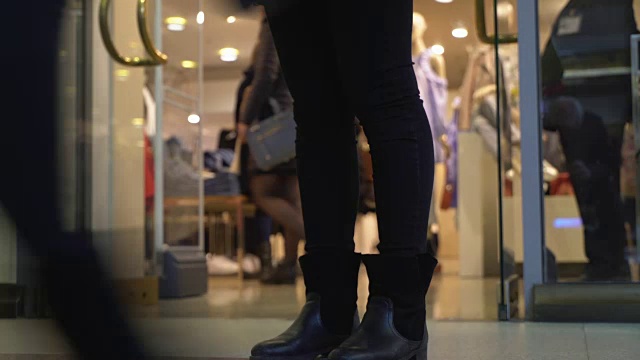 详情图-概念购物中心挤满了人。女士们在女装店里进进出出。下面的视图