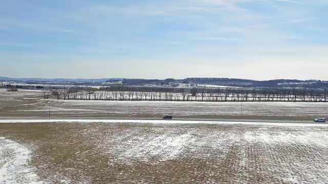 空中卡车在雪地上的乡间小路上行驶