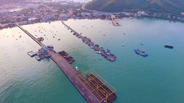 海上码头运输船俯视图