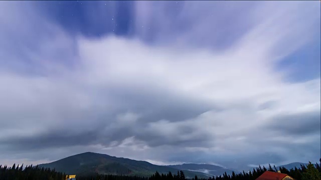 星星在夜空中松树上移动的时间间隔。