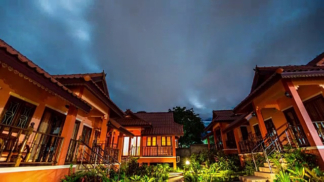 泰國蘇梅島，夜晚的天空和烏云籠罩著房屋