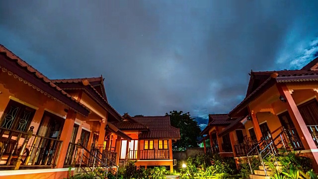 詳情圖-泰國(guó)蘇梅島，夜晚的天空和烏云籠罩著房屋