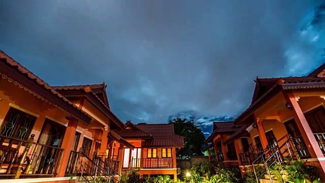 詳情圖-泰國(guó)蘇梅島，夜晚的天空和烏云籠罩著房屋