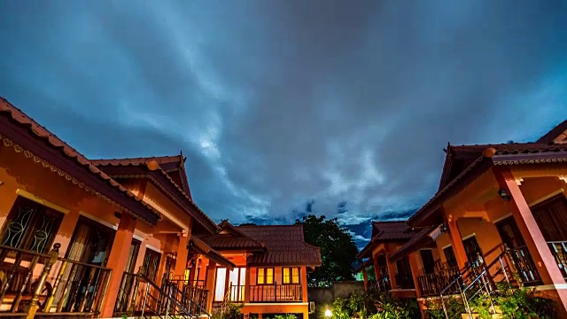 詳情圖-泰國(guó)蘇梅島，夜晚的天空和烏云籠罩著房屋