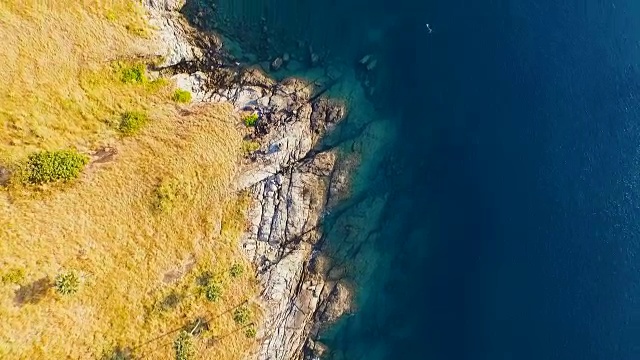 鸟瞰大自然纯粹的石灰岩喀斯特旅游目的地翠绿的水，皮皮岛，甲米，泰国