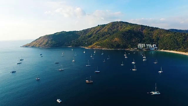 鸟瞰大自然纯粹的石灰岩喀斯特旅游目的地翠绿的水，皮皮岛，甲米，泰国