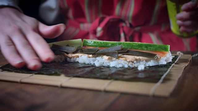 4K传统厨师在寿司卷中加入醋