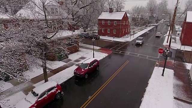 小镇住宅交叉口空中立雪拍摄