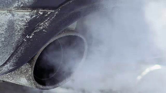 汽车管道喷出废气