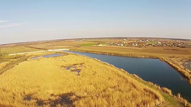 以芦苇植被和人工池塘为背景的特定湿地生境，以居住区为背景的乡村景观，鸟瞰图