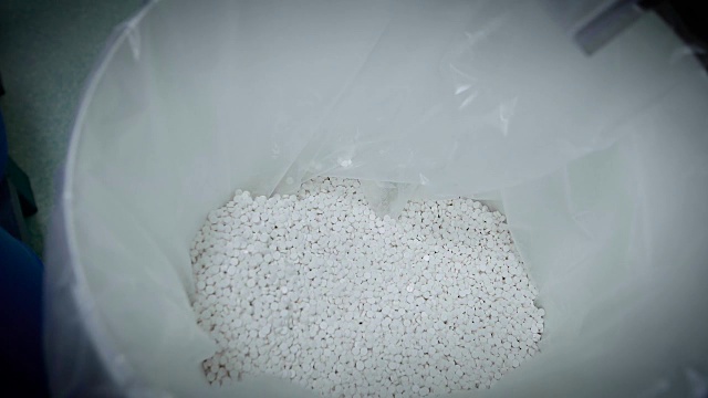 制药药品的生产。药片从机器里倒进容器里