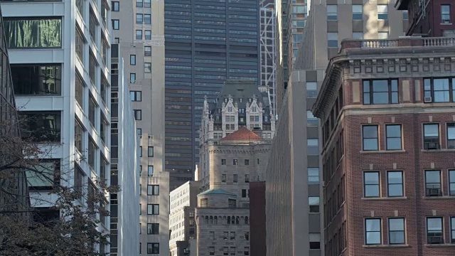 近距离观察:宏伟的办公楼和高楼大厦紧密相连