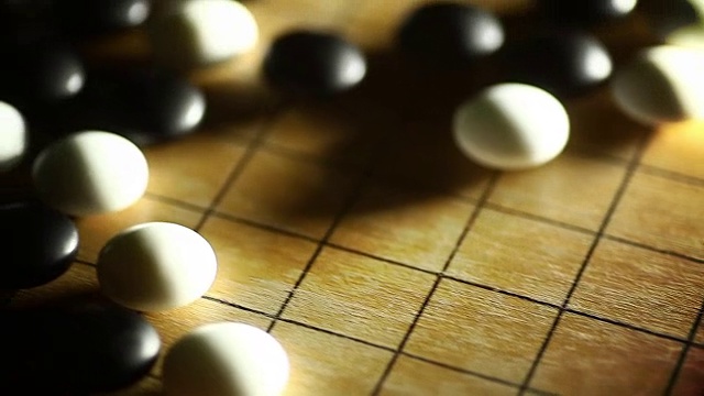围棋棋盘游戏，用黑和白的石头