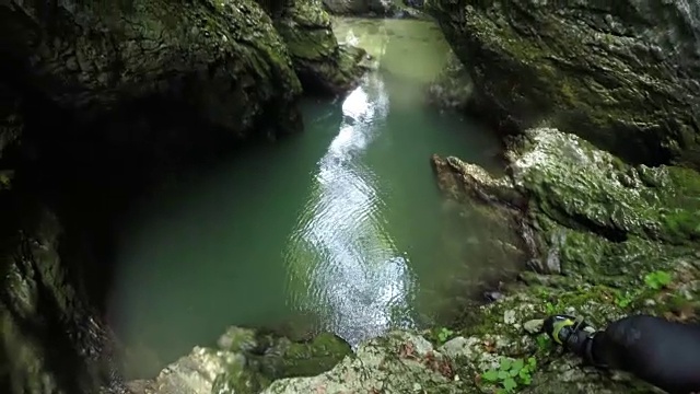 POV:不认识的人从一个高的山崖跳进清新的河流