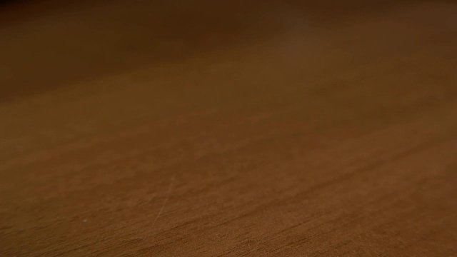 详情图-将苏格兰威士忌倒入加冰的玻璃杯中