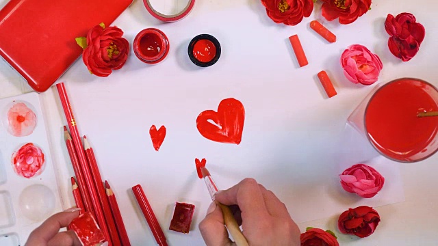 详情图-FullHD。许多心形画在一张纸上。红色的调色板。情人节或母亲节的概念