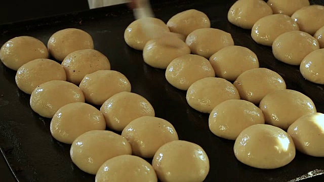 在馒头上涂上釉料