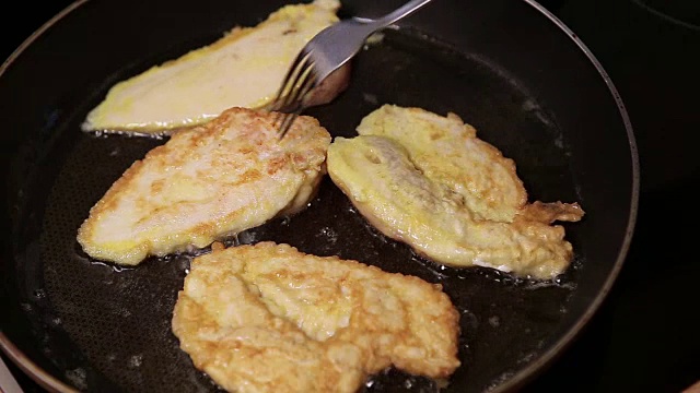 在热锅上炸鸡胸肉