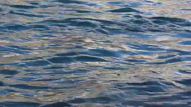 春天河水的流动