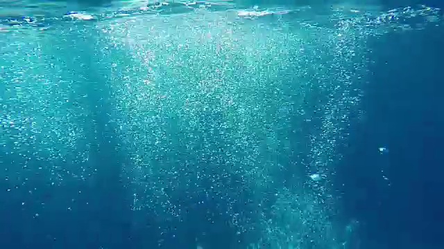 详情图-红海水下的气泡。