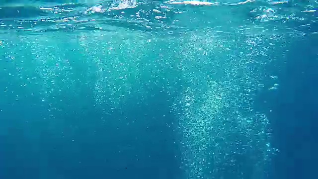 详情图-红海水下的气泡。