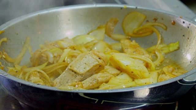 在平底锅中煎凉的肉