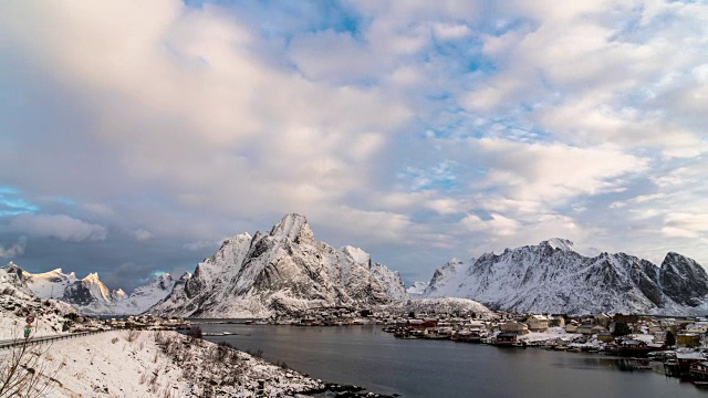 4K时间的俯视图风景雪山与多云和湖在罗浮敦群岛，挪威