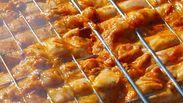 詳情圖-烤架上的雞肉
