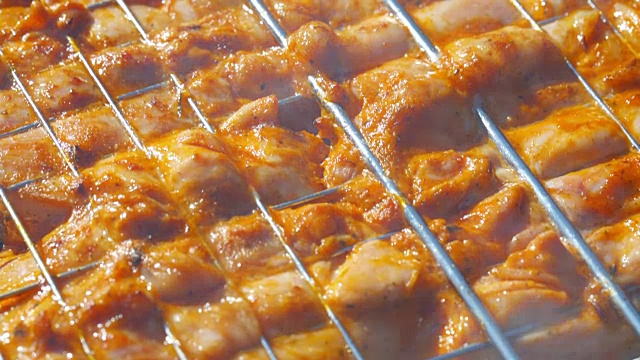 詳情圖-烤架上的雞肉