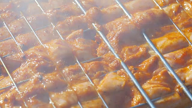 詳情圖-烤架上的雞肉