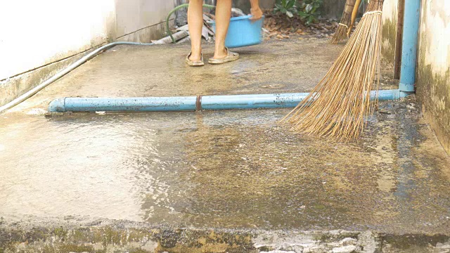 女人洗水泥地板