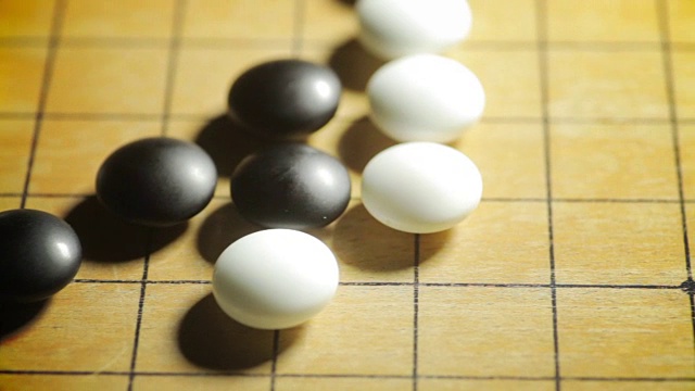 多莉拍摄的一个围棋棋盘游戏