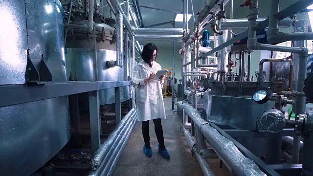 女科学家走过实验室