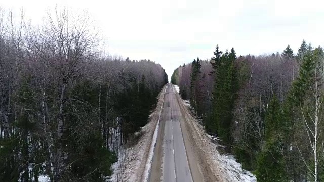 空旷道路上的区域观车