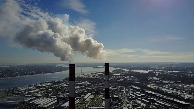工厂周围的工业景观。向大气中冒烟的管道