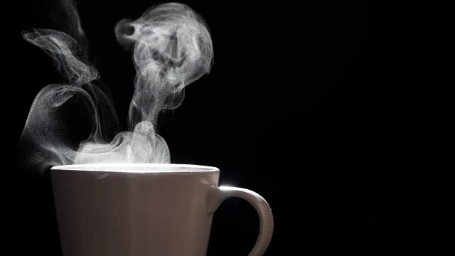 一杯咖啡冒出蒸汽