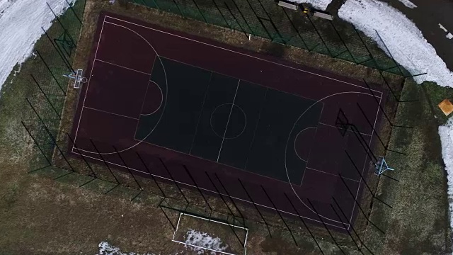鸟瞰空旷的篮球场