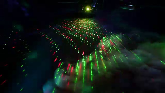 黑色背景上的烟雾高能量灯